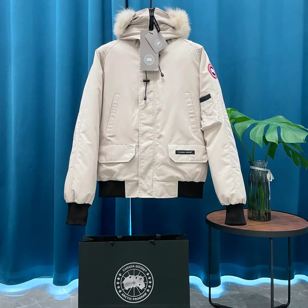 P760 Canada Goose➡️Canada🦢 Down Jacket The fabric is made of Feather-Light 10D waterproof coated fabric. It is made of 84.5 polyester fiber and 15.5 cotton. The surface is treated with a special Teflon protective coating produced by DuPont to be windproof and splash-proof, and makes the clothing anti-pollution and long-lasting. The fur collar is made of imported coyote hair. Green wolf breed is thick and luxurious. High fluffiness. The coat color is green and bright. Original Yoshida Kogyo Kabushikigaisha zipper, top-grade zinc alloy electroplated zipper with the highest specification. Using precise Japanese craftsmanship, raw materials and management methods. Each zipper can withstand 100,000+ openings and closings. Ask Anyne Shoknows holographic laser anti-counterfeiting label. Main label double-line 9-needle locking stranded embroidery. Electronic digital automatic embroidery. Maple leaves with sharp edges. One-piece seamless cuffs. The original version is consistent with the official length of 13cm. All seals are marked with dates. All inner liner are overcoated. Overcoating means sewing the entire inner liner. On the one hand, it is to prevent the velvet from running off. On the other hand, it can keep the stiffness of the clothes. Same style for men and women. Size: XS S M L XL XXL